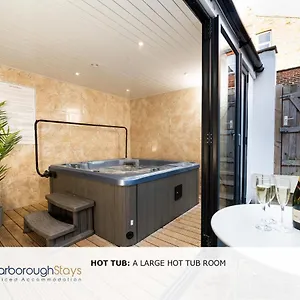 - Luxury Townhouse Ideal For Large Groups - Hot Tub , Scarborough United Kingdom